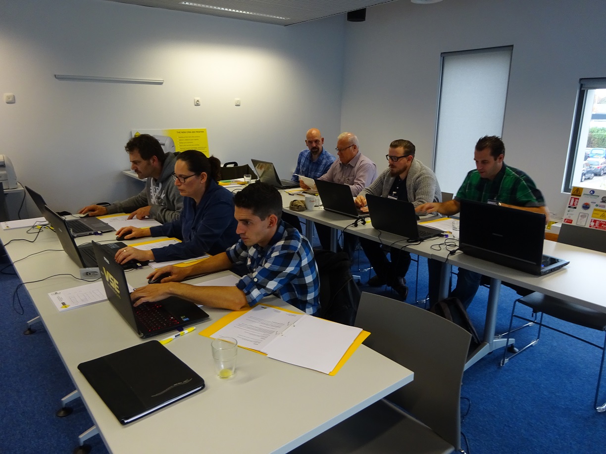 Iedereen is geconcentreerd aan het werk met de oefeningen